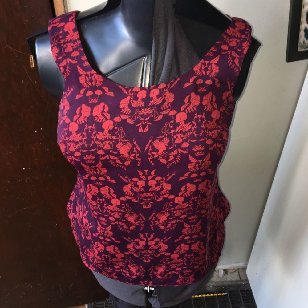CAbi XS sleeveless cameo blouse